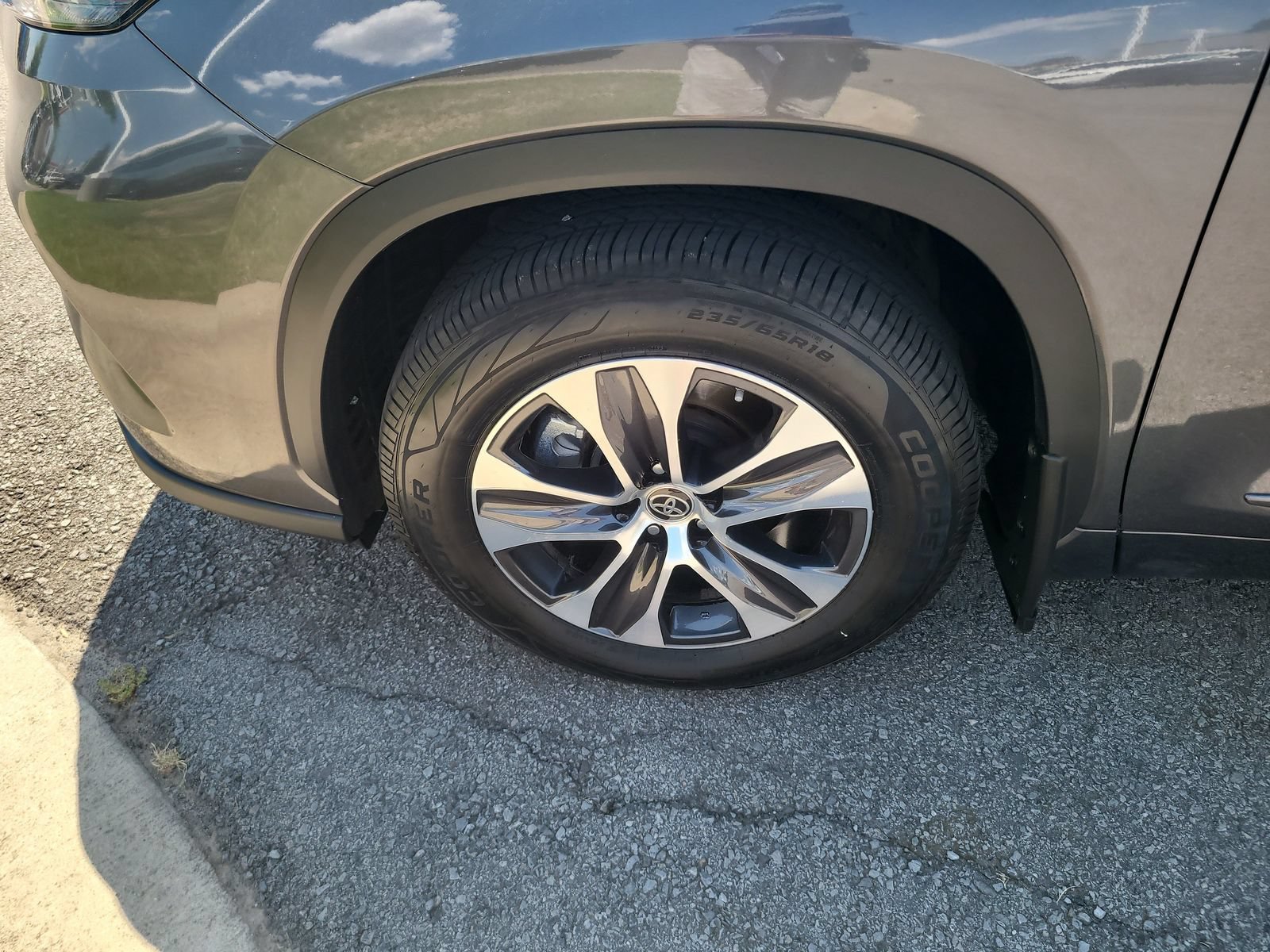 Used 2022 Toyota Highlander XLE AWD/4WD image 9