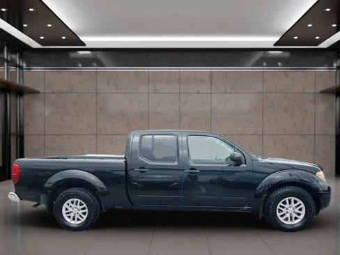 Used 2018 Nissan Frontier SV RWD image 2