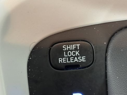 Used 2025 Hyundai Venue Limited image 24