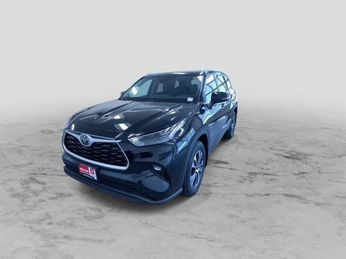 Used 2022 Toyota Highlander XLE image 6