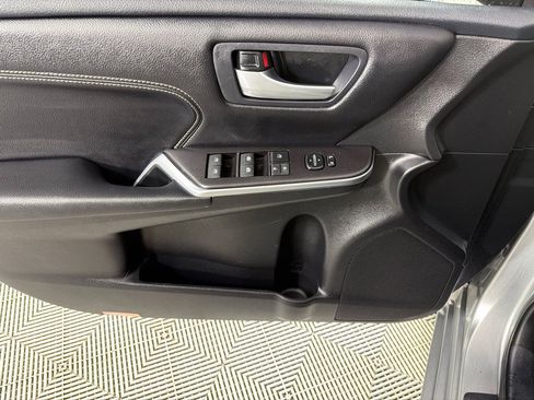 Used 2017 Toyota Camry XLE w/ Moonroof Package FWD image 10