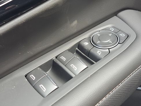 New 2025 Chevrolet Suburban Premier image 19