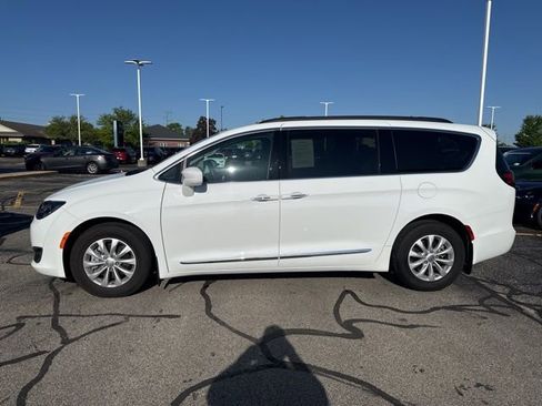Used 2017 Chrysler Pacifica Touring-L FWD image 4