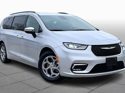 Used 2023 Chrysler Pacifica Limited image 3