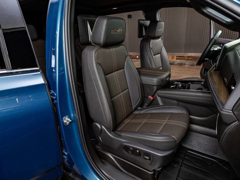 Used 2025 Chevrolet Suburban High Country image 31