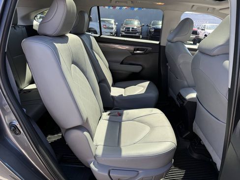 Used 2023 Toyota Highlander Platinum FWD image 19