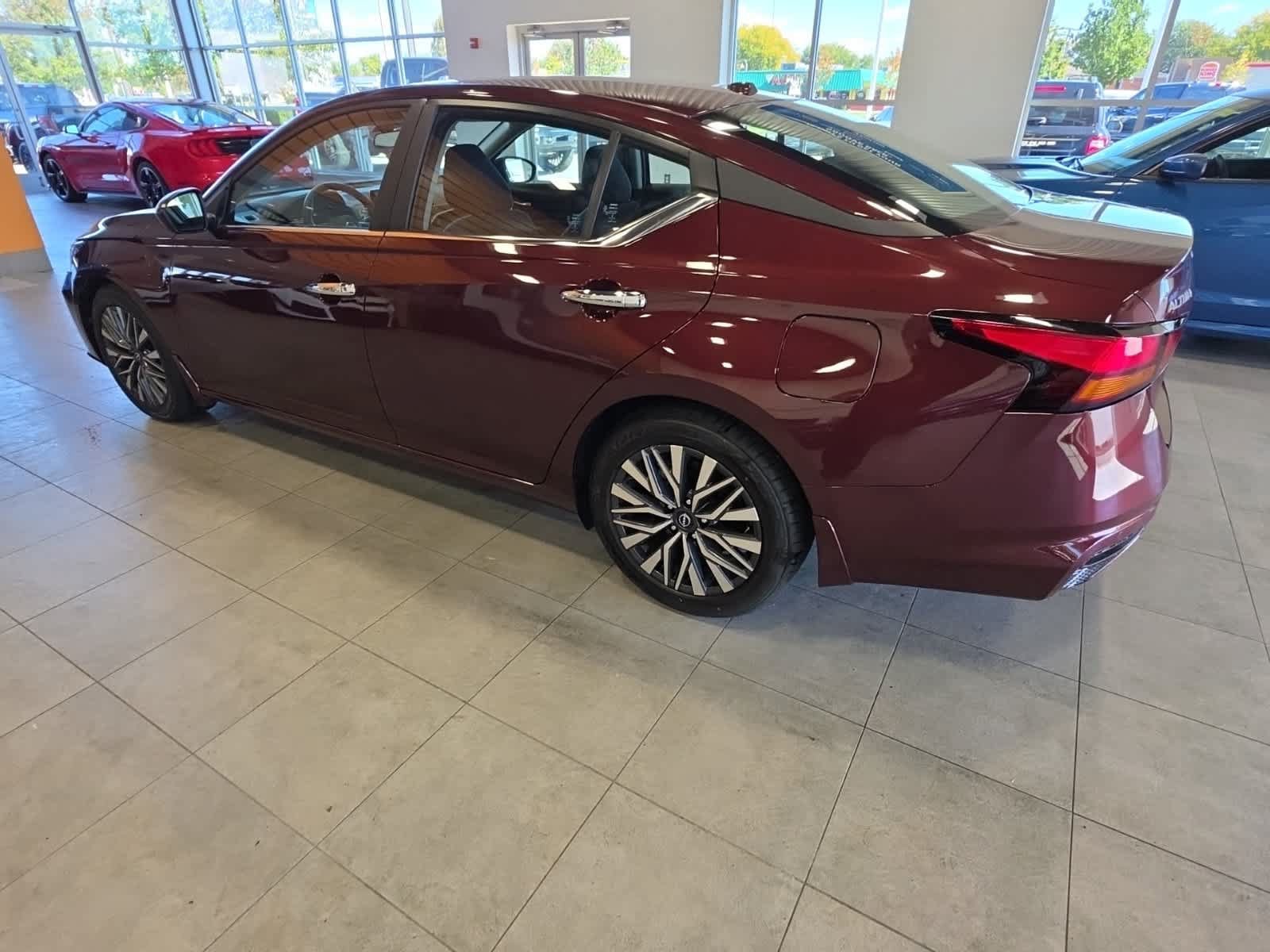Used 2025 Nissan Altima 2.5 SV FWD image 9