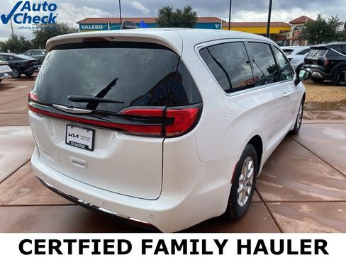 Used 2024 Chrysler Pacifica Touring-L image 8