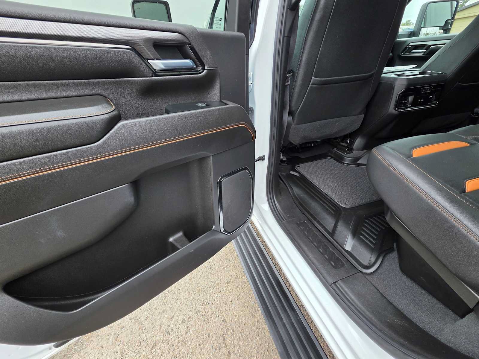 Used 2024 GMC Sierra 2500 AT4 w/ AT4 Premium Plus Package AWD/4WD image 17