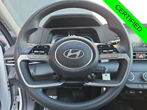 Used 2025 Hyundai Elantra SE image 19