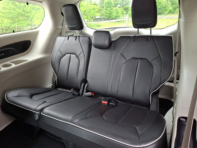 Used 2022 Chrysler Pacifica Limited AWD/4WD image 11