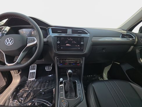 Used 2024 Volkswagen Tiguan SE w/ Panoramic Sunroof Package AWD/4WD image 20