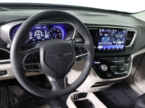 Used 2024 Chrysler Pacifica Touring-L image 23