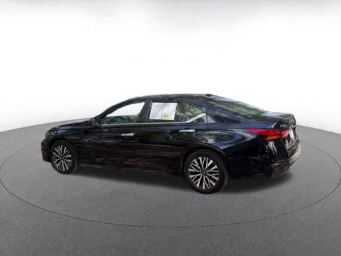 Used 2025 Nissan Altima 2.5 SV image 10