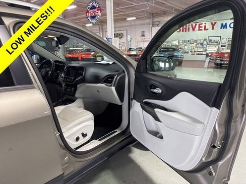 Used 2020 Jeep Cherokee Limited AWD/4WD image 38