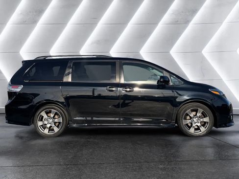 Used 2017 Toyota Sienna SE Premium image 6