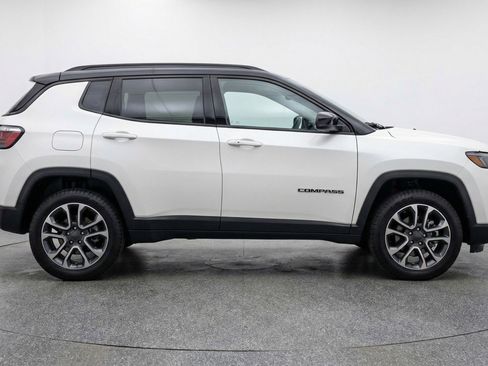 Used 2025 Jeep Compass Trailhawk image 11