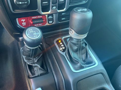 Used 2025 Jeep Wrangler Unlimited Rubicon image 19