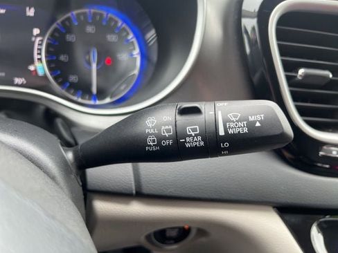 Used 2024 Chrysler Pacifica Touring-L image 23