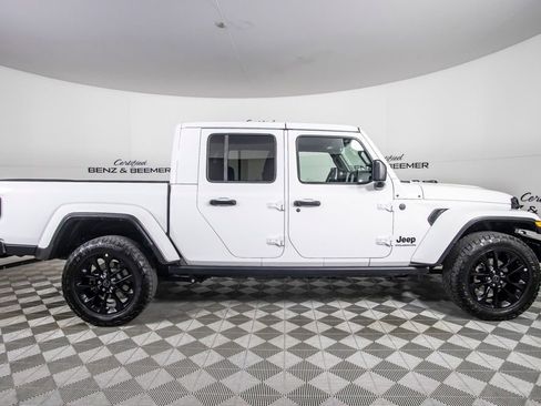 Used 2025 Jeep Gladiator Sport AWD/4WD image 3
