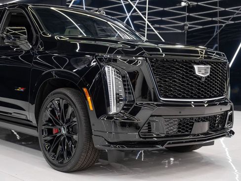 Used 2026 Cadillac Escalade V w/ LPO, ONYX Package image 5