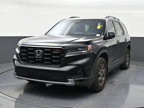 Used 2025 Honda Pilot TrailSport image 8