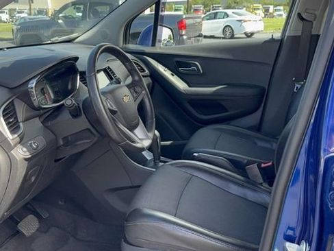 Used 2017 Chevrolet Trax LT w/ LT Convenience Package AWD/4WD image 13