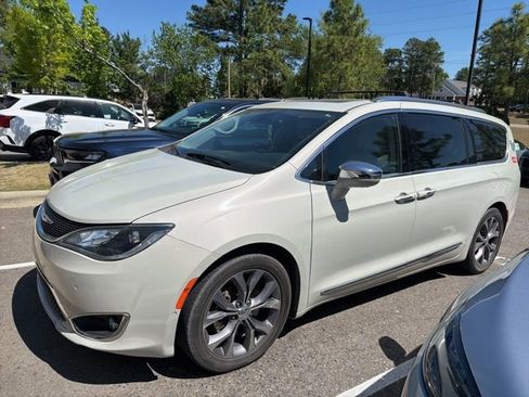Used 2019 Chrysler Pacifica Limited w/ Tire & Wheel Group image 2