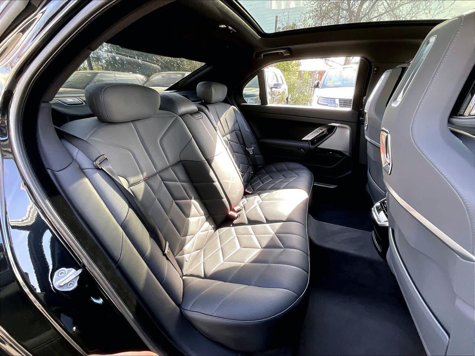 Used 2025 BMW 750e xDrive AWD/4WD image 30