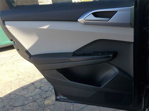 Certified 2025 Volkswagen Taos SE w/ Panoramic Sunroof Package image 13