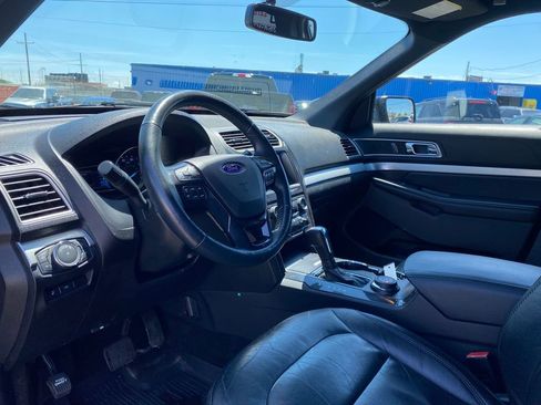 Used 2017 Ford Explorer XLT w/ Equipment Group 202A AWD/4WD image 9