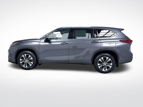 Used 2022 Toyota Highlander XLE AWD/4WD image 3
