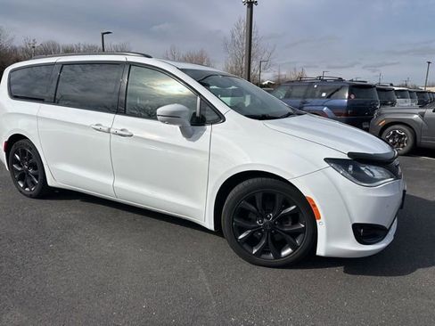 Used 2018 Chrysler Pacifica Limited w/ Advanced Safetytec Group image 4