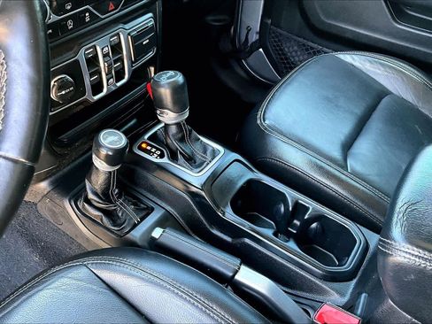 Used 2018 Jeep Wrangler Unlimited Sahara AWD/4WD image 17