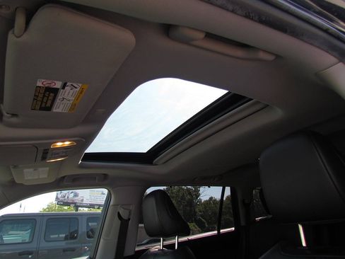 Used 2022 Toyota Highlander XLE AWD/4WD image 30