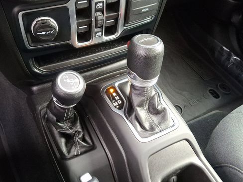 Certified 2024 Jeep Gladiator Sport image 14