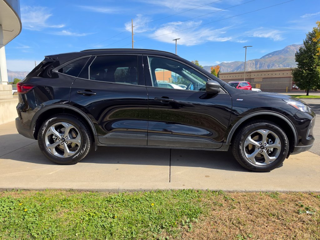 Used 2025 Ford Escape ST-Line AWD/4WD image 4