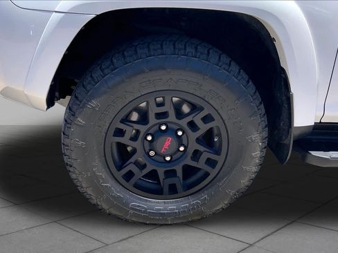 Used 2019 Toyota 4Runner SR5 AWD/4WD image 10