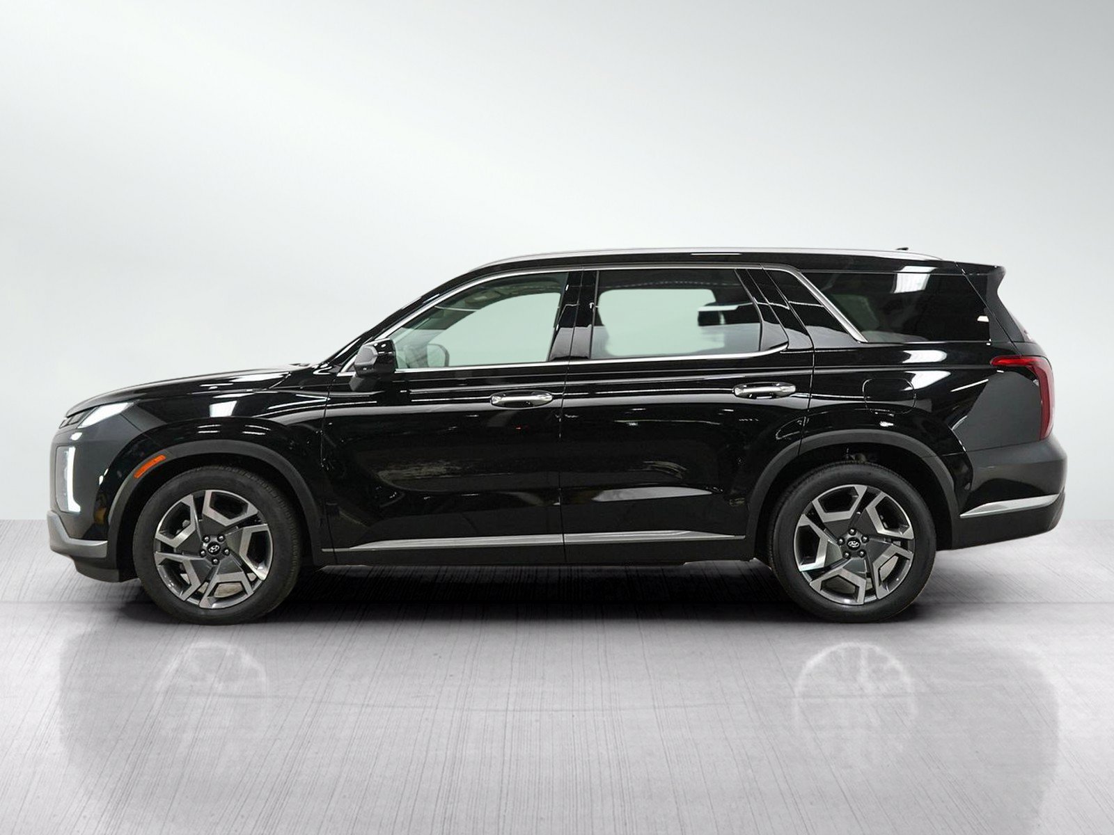 Used 2024 Hyundai Palisade Limited AWD/4WD image 2