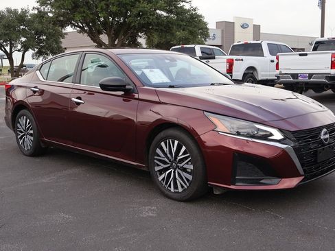 Used 2025 Nissan Altima 2.5 SV FWD image 9