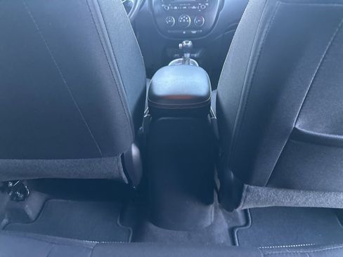 Used 2016 Kia Soul + image 25