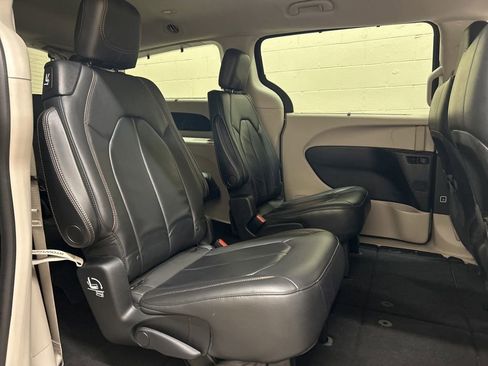 Used 2017 Chrysler Pacifica Touring-L FWD image 8