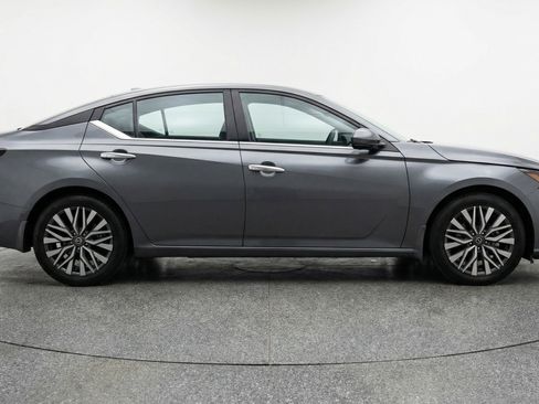 Used 2025 Nissan Altima 2.5 SV image 11