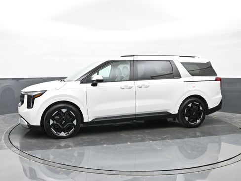 Used 2025 Kia Carnival EX image 5