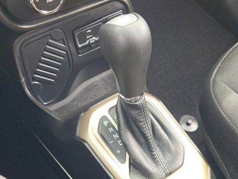 Used 2017 Jeep Renegade Latitude w/ Cold Weather Group image 26