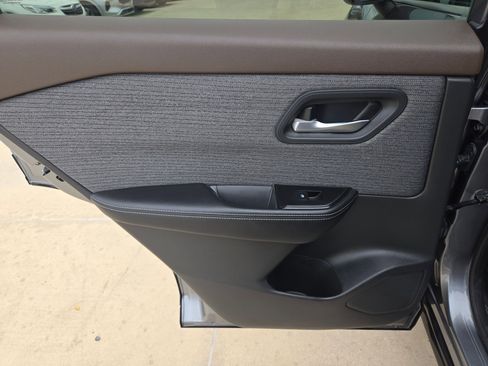 Used 2023 Nissan Rogue SV image 14