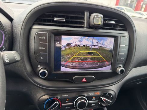 Used 2023 Kia Soul LX w/ LX Technology Package FWD image 8