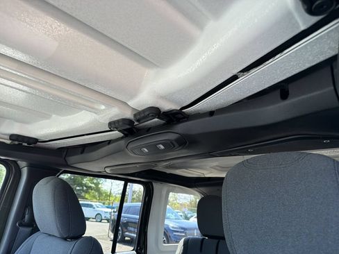 Used 2024 Jeep Wrangler Unlimited AWD/4WD image 30