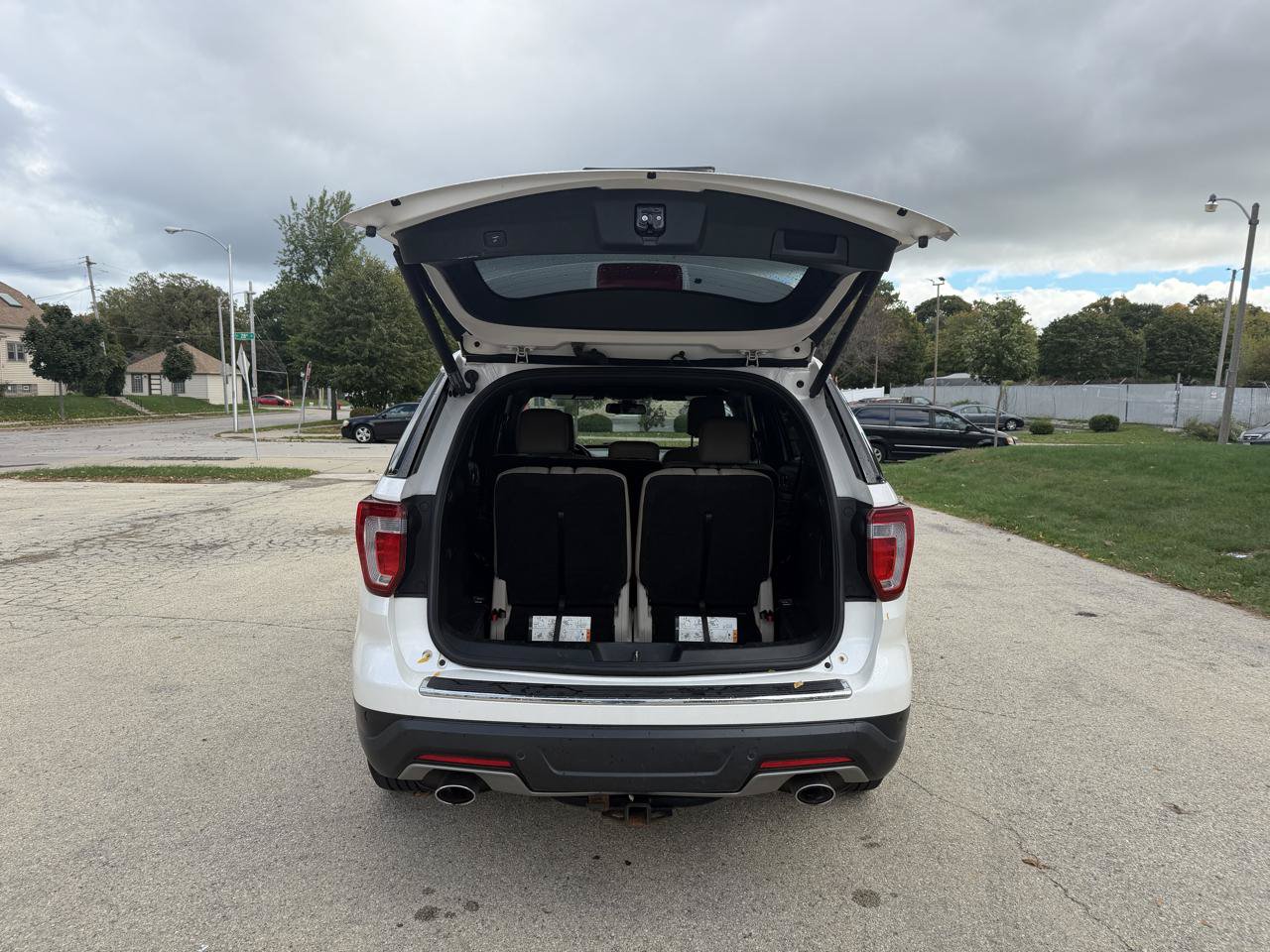 Used 2018 Ford Explorer XLT w/ Equipment Group 202A AWD/4WD image 8