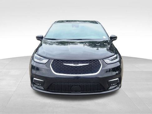 Used 2026 Chrysler Pacifica Limited FWD image 2